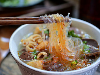 12、鸭血粉丝汤,盛入碗中,并将鸭胗、鸭肠、鸭心、鸭肝摆在上面,再撒点葱花和香菜,喜欢吃辣的可以放点油辣子就可以开吃啦