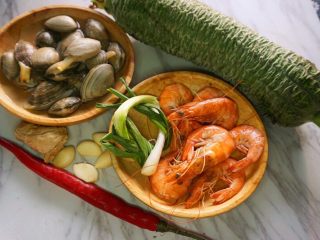 1、花甲丝瓜汤,提前准备原材料