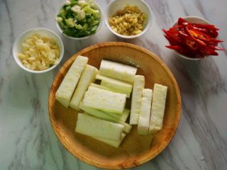 3、花甲丝瓜汤,将丝瓜去皮切成3-5厘米的段;大蒜、老姜切碎;葱切成花;辣椒切成斜刀片待用