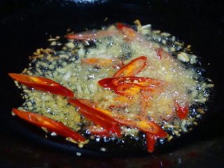 5、花甲丝瓜汤,锅内倒油烧热,下蒜米,姜米,辣椒炒香