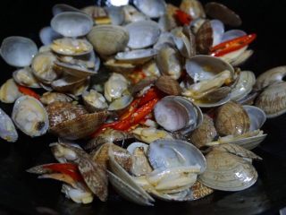 6、花甲丝瓜汤,炒香后下花甲