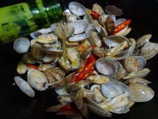 7、花甲丝瓜汤,倒适量料酒去除腥味