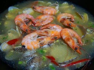 8、花甲丝瓜汤,然后倒清水,将海虾洗净后下锅熬汤