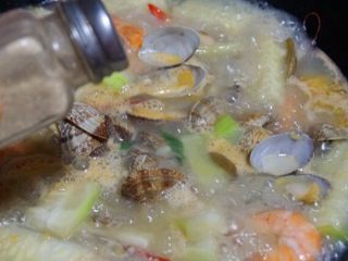 9、花甲丝瓜汤,水烧开后下丝瓜煮熟,临出锅前撒胡椒粉,盐调味