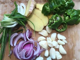 14、啤酒麻辣小龙虾,将洋葱切成宽丝，生姜切成片，蒜瓣拍松，小葱挽成结，青椒切宽筒。准备好各种香料、干辣椒、白糖、冰糖以及各种调料（建议先把红烧酱油、生抽、蒸鱼鼓油倒在一起备用）