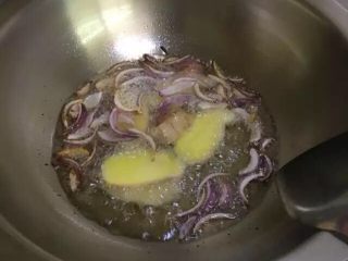 15、啤酒麻辣小龙虾,&nbsp;开大火，锅内放食用油，烧到 5 成热，放洋葱进去炸。炸出香味后放生姜进油锅。