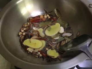 16、啤酒麻辣小龙虾,生姜稍炸，将各种香料和干辣椒一起放进油锅。