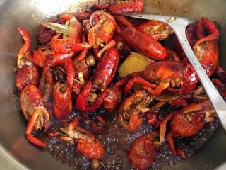 18、啤酒麻辣小龙虾,&nbsp;将红烧酱油、生抽、蒸鱼豉油倒进去翻炒