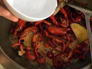 19、啤酒麻辣小龙虾,&nbsp;待所有龙虾全部均匀地裹上酱汁以后，将啤酒倒进去，并且翻炒均匀。将清水沿着锅边倒进锅里，并且水位浅浅的没过龙虾。（各家锅子的密封程度不一样，水不要太多，也不能太少，根据锅子的保水性能给水）