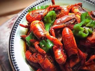 22、啤酒麻辣小龙虾,装盘开吃。没有小龙虾的夏天是不完整的