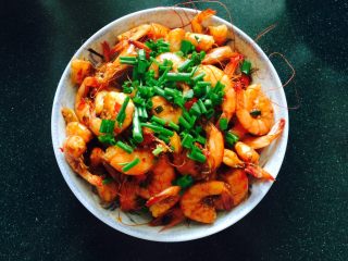 13、回味无穷虾,出锅撒上剩下的葱花，看上去食指大动好美味