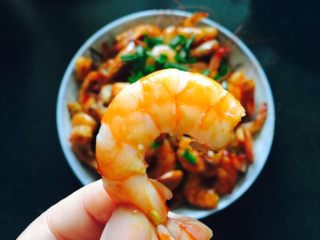 16、回味无穷虾,新鲜的虾，肉质紧致Q弹。大家跟着蘑菇的菜谱一起做吧。