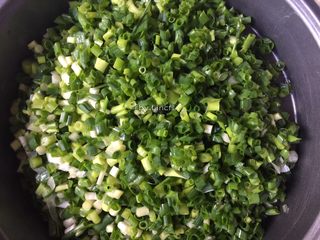 3、葱油拌馄饨,香葱去根，洗净后切成葱花待用