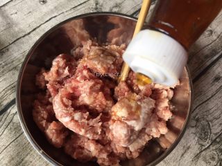 4、葱油拌馄饨,接着将肉沫倒入大碗中，加入1勺鱼露