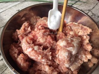 5、葱油拌馄饨,加入半小匙食用盐