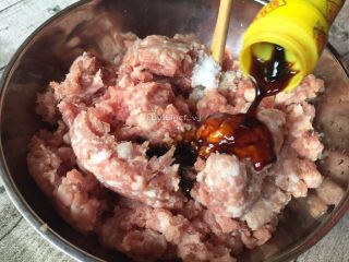 6、葱油拌馄饨,加入半勺生抽