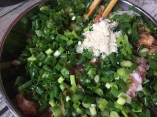 8、葱油拌馄饨,加入1匙鸡粉