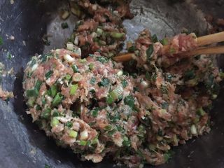 9、葱油拌馄饨,搅拌均匀至粘稠肉酱