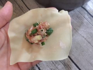 10、葱油拌馄饨,然后拿一块馄饨皮，放入适量肉酱