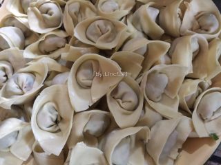 12、葱油拌馄饨,依次包好每个小馄饨待用