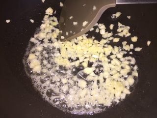 13、葱油拌馄饨,接着热油锅，放入适量食用油，加入蒜蓉爆香