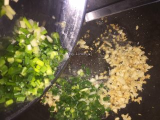 14、葱油拌馄饨,倒入剩下的另一半葱花