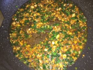 16、葱油拌馄饨,加少许清水调稀一点点，煮开成葱油酱即可关火待用