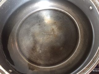 17、葱油拌馄饨,另一锅中放入适量清水煮开