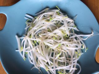 19、葱油拌馄饨,将焯熟后的豆芽捞起控水后放入餐盘中
