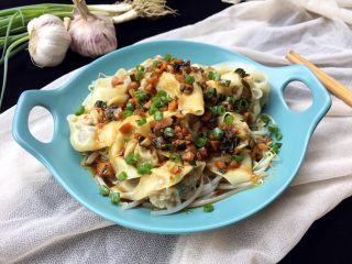 22、葱油拌馄饨,最后淋上煮好的葱油酱料即可