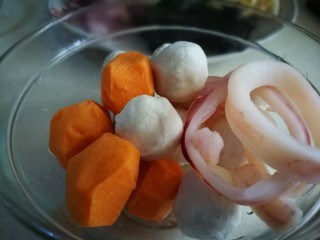 2、麻辣香锅,鱼圆虾圆鱿鱼圈