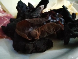 3、麻辣香锅,木耳泡发