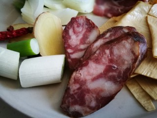 7、麻辣香锅,葱切葱段 姜切大片 腊肠切片