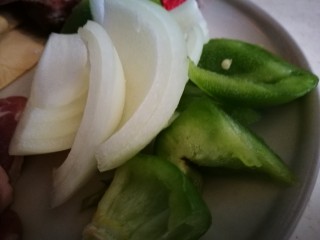 8、麻辣香锅,洋葱青椒切小