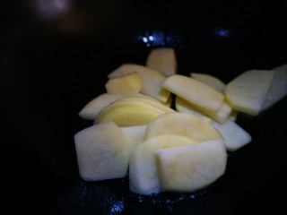 9、麻辣香锅,锅中油热倒入土豆片