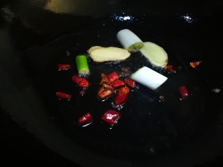11、麻辣香锅,锅中另放油 爆香葱姜辣椒花椒