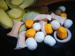 10、麻辣香锅,倒入丸子 翻炒至熟盛出