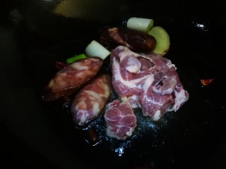 12、麻辣香锅,倒入猪肉片和腊肠翻炒