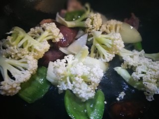 13、麻辣香锅,倒入洋葱青椒和菜花