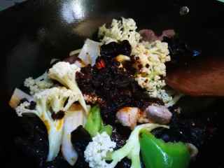 14、麻辣香锅,倒入麻辣料翻炒
