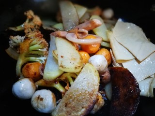 15、麻辣香锅,将豆皮 土豆片海鲜丸倒入锅中