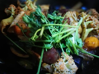 16、麻辣香锅,加入香菜段