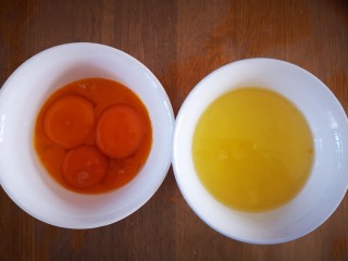 2、双色厚蛋烧,取4个鸡蛋，蛋白和蛋黄分离