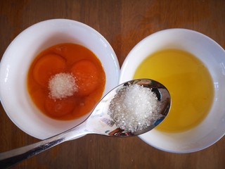 3、双色厚蛋烧,分别加入少许白糖