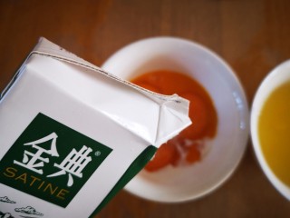 4、双色厚蛋烧,再分别加入少许牛奶