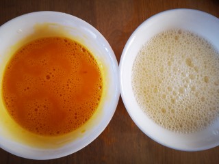 5、双色厚蛋烧,分别搅拌至糖化