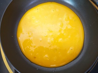 6、双色厚蛋烧,平底锅(不粘锅)中放入少许植物油，烧热后倒入少许蛋黄液