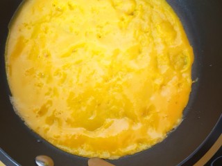 7、双色厚蛋烧,煎至基本凝固后用刀轻轻挑起边