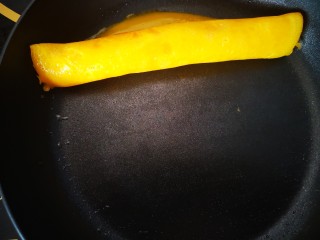 8、双色厚蛋烧,用手卷起来