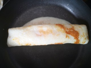 10、双色厚蛋烧,待蛋白液基本凝固后将蛋卷再卷起来